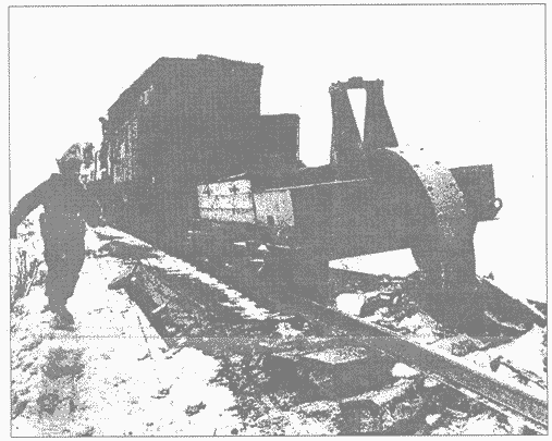 Гитлеровцы при отступлении таким шпалоломом разрушали советские железные дороги